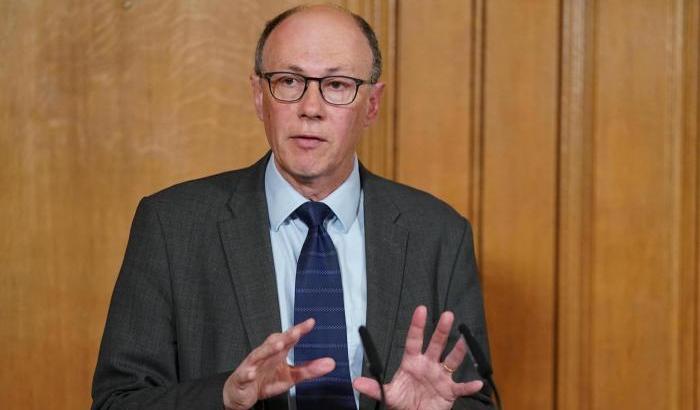 Il direttore della sanità britannica: "Ci sono più ricoveri adesso che prima del lockdown"