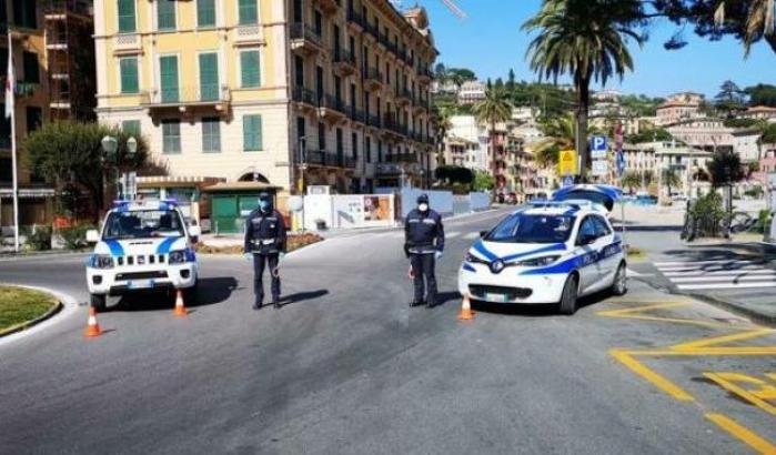 Una turista lombarda senza mascherina aggredisce il vigile che l'aveva multata