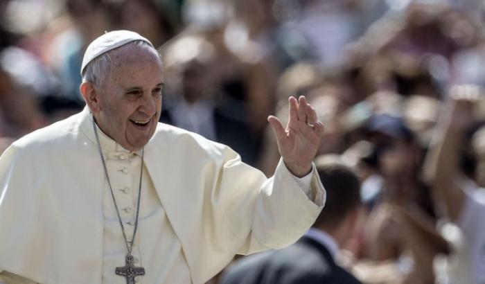 Il Papa contro le discriminazioni: "Con il Covid si rischia la catastrofe educativa"