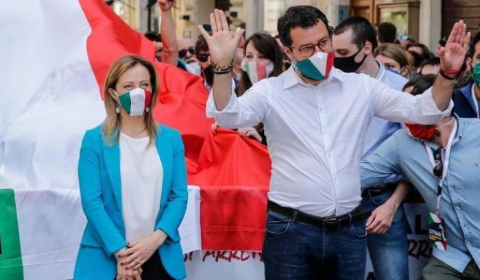 Per Meloni&Salvini gli immigrati tolgono soldi agli italiani: ecco perché è una bufala