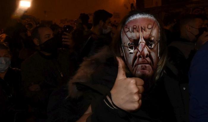 Proteste a Napoli contro le chiusure per il Covid