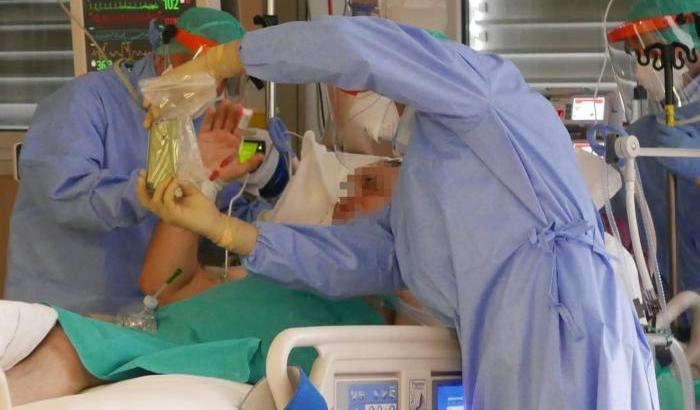 Emergenza Covid, ospedali in ginocchio e altre 300 morti nell'ultimo giorno