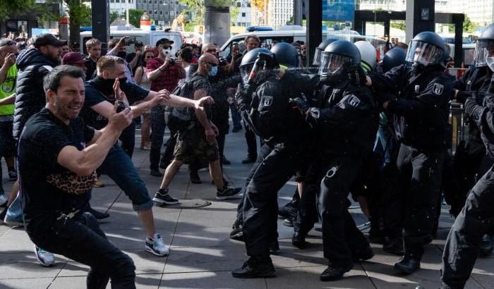 Ancora proteste a Berlino contro le misure anti-virus: diversi fermi e feriti