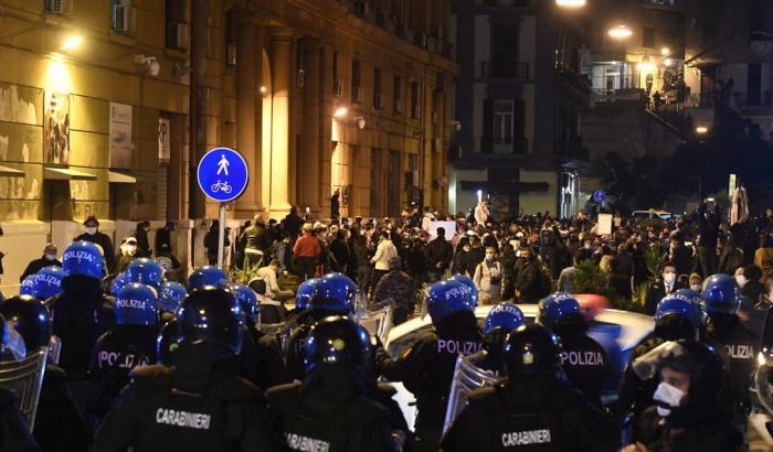 Scontri violenti a Milano: i manifestanti anti Dpcm tentano l'assalto alla sede della Regione