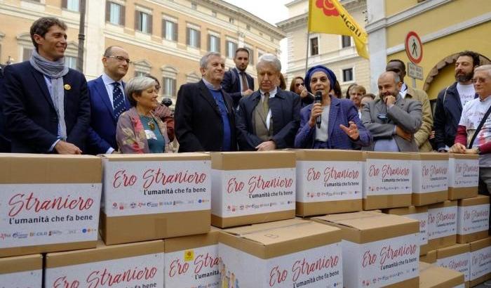 Ero straniero, la proposta di legge sull'immigrazione