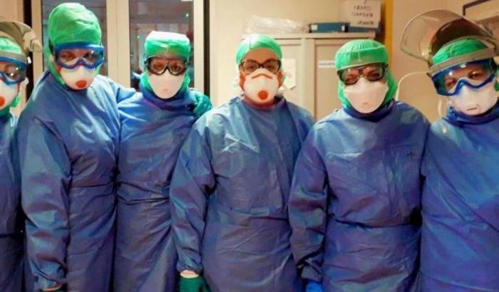I dati: sono 210 i medici morti in Italia dall'inizio della pandemia Covid