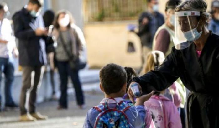 Scuole, lo studio su Lancet: "Chiuderle rallenterebbe la trasmissione del virus del 15%"