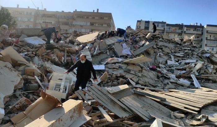 Terremoto nell'Egeo: salgono a 100 le vittime, salvata una bimba dopo 91 ore sotto le macerie