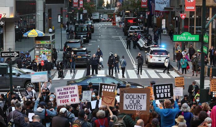 Notte di scontri negli Usa in attesa del risultato: arresti a New York, proteste in Arizona