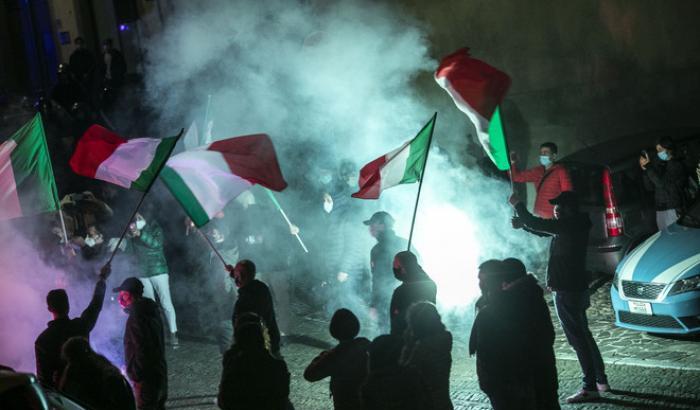 Proteste sotto casa di Gori