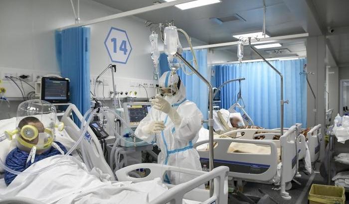 L'appello dell'azienda ospedaliera di Napoli: "Fate un lockdown personale, siamo al limite"