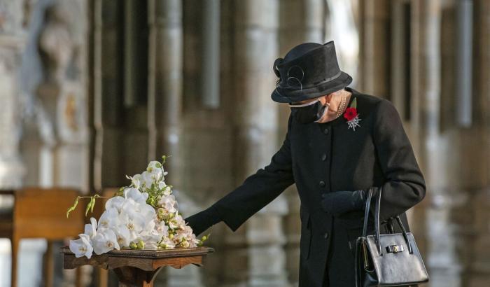 Per la prima volta la Regina Elisabetta è apparsa in pubblico con la mascherina
