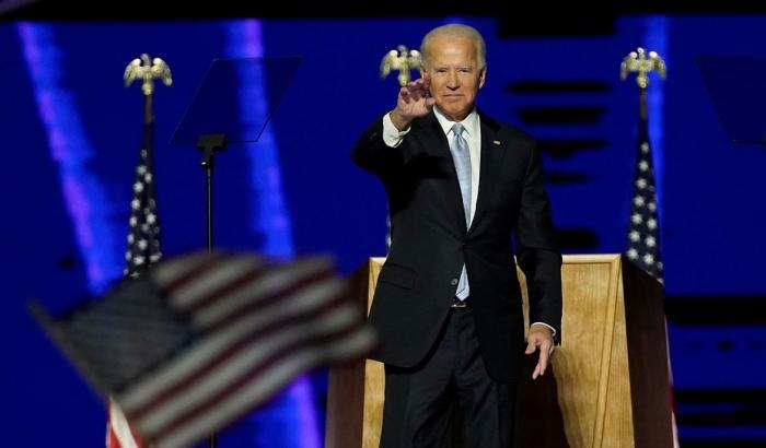 Brutto incidente per Biden: si è fratturato il piede destro