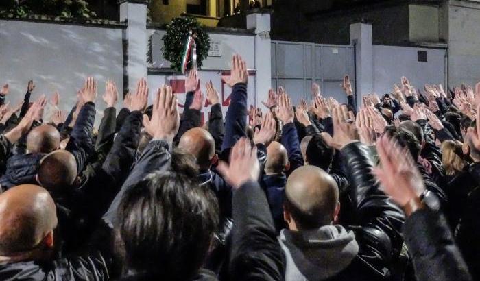 Il saluto dei fascisti alla commemorazione di Ramelli