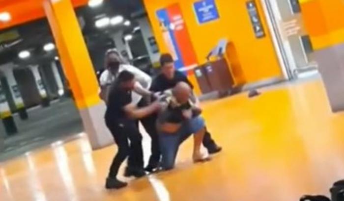 Brasile, le guardie di sicurezza del Carrefour massacrano un uomo nero: scatta la protesta