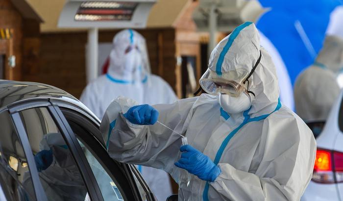 La curva frena, ma il Covid uccide ancora: altri 692 morti