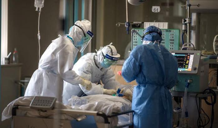 Strage Covid: 853 morti dopo aver ballato tutta l'estate ignorando il virus