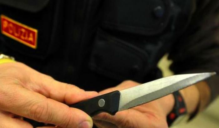 Un femminicidio nella notte del 25 novembre: un uomo ha ucciso la moglie con una coltellata al petto