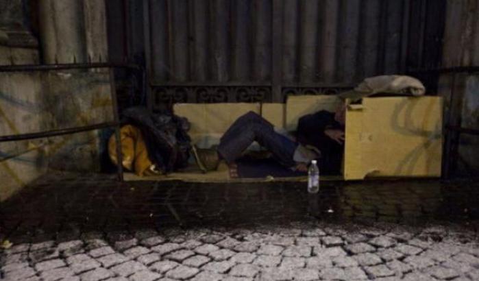 Clochard ucciso mentre dormiva tra i cartoni: travolto da due camion della spazzatura