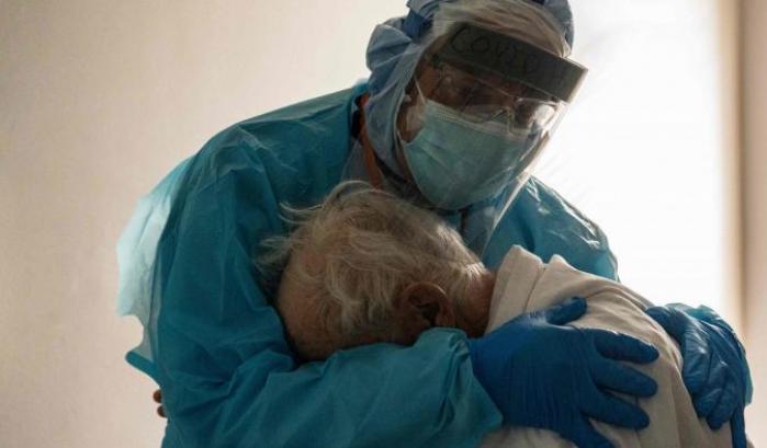 La foto del medico che abbraccia il paziente in Texas: "Era in lacrime, mi chiedeva della moglie"