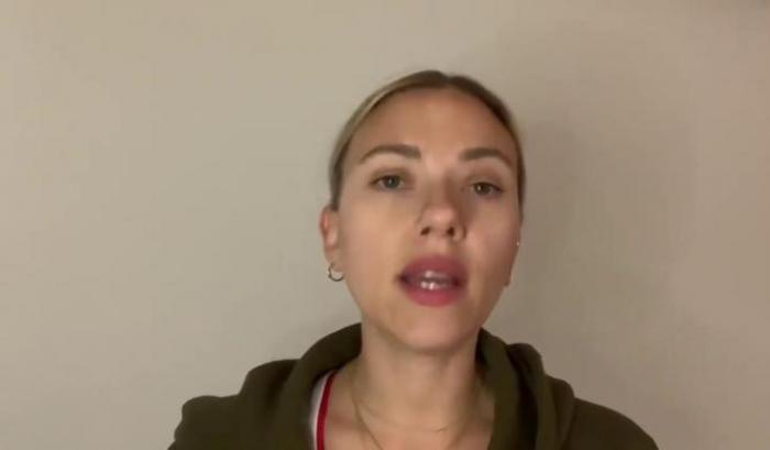 L'attrice Scarlett Johansson chiede libertà per Zaki: "Ha difeso la dignità degli egiziani"