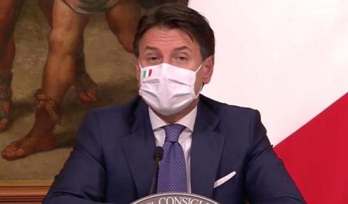 Il premier Conte fa gli auguri a tutti: "Natale diverso, ma non meno autentico"