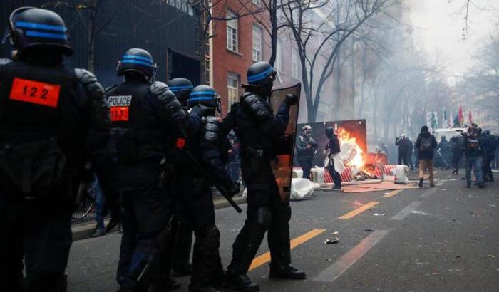 Scontri nelle manifestazioni a Parigi