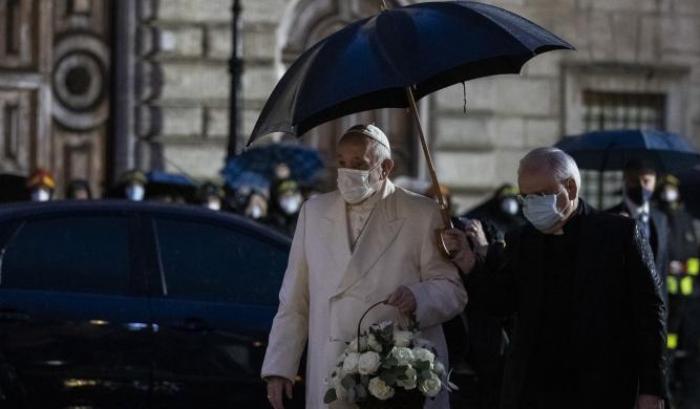 papa Francesco in preghiera in Piazza di Spagna