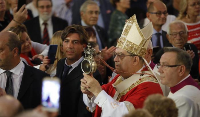 Il cardinale Sepe invita alla prudenza: "Rispettare le norme è obbligo di fronte al pericolo incombente"