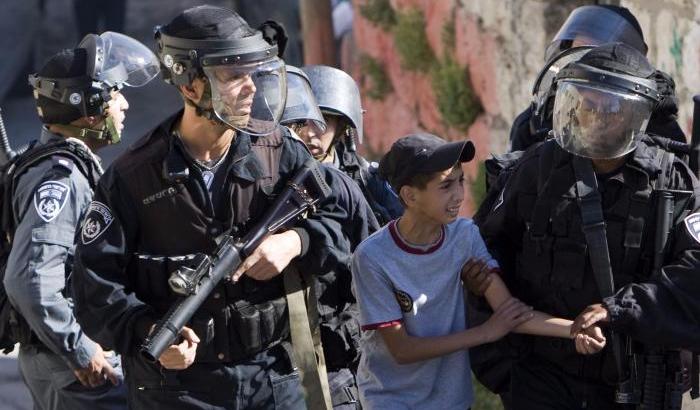 Israeliani arrestato un giovane palestinese