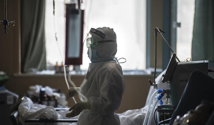 Altri 4 medici uccisi dal Covid, il totale sale a 242