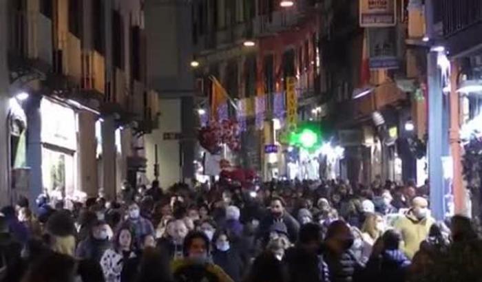 Weekend all'insegna del menefreghismo, tra assembramenti per bere e locali aperti oltre le 18