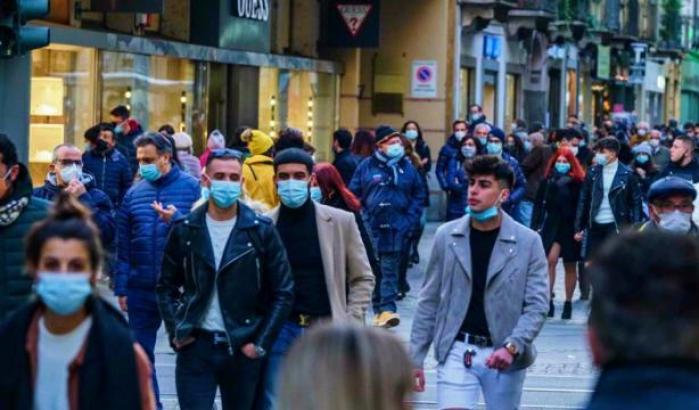 Lo studio: con il 'liberi tutti' più 50 mila morti a fine anno anche vaccinando