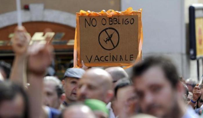 Oggi altri 846 morti, ma l'Italia deve fare i conti anche con la piaga dei No-Vax