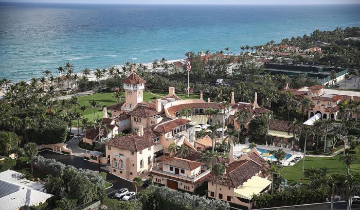 Gli abitanti di Mar-a-Lago, in Florida, protestano: non vogliono Trump come vicino di casa