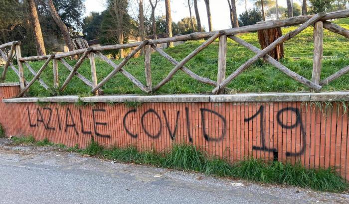 Spuntano davanti a una scuola elementare di Roma le scritte oscene: "Laziale Covid, laziale ebreo"