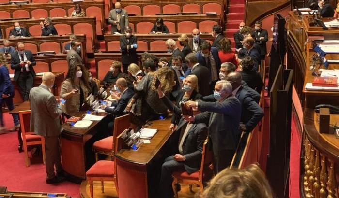 I senatori della Lega occupano i banchi del governo al Senato