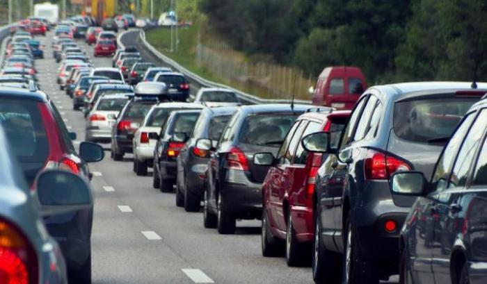 Auto in coda in autostrada