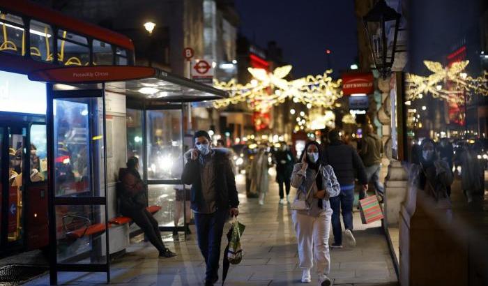 Da Londra un annuncio drammatico: "La variante più contagiosa del virus è fuori controllo"