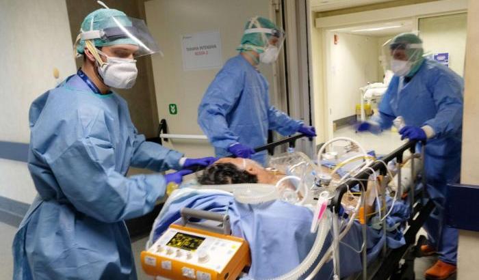 Ancora 380 morti per il Covid, tasso di positività al 5,3% ma calano i ricoveri