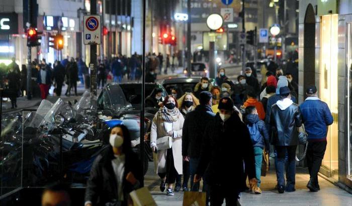 Folla di persone a Milano