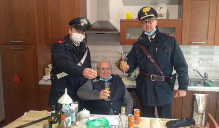 Ha 94 anni e si sente troppo solo: chiama i carabinieri per un po' di compagnia a Natale