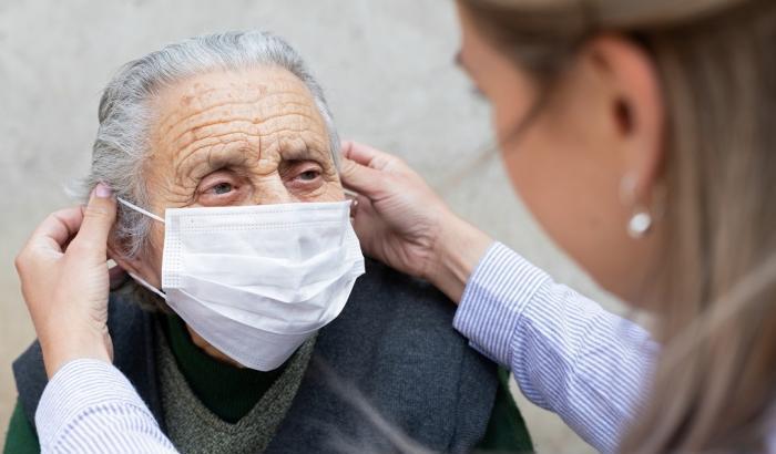 Il dato assurdo: soltanto il 20% degli operatori delle Rsa bresciane vuole fare il vaccino