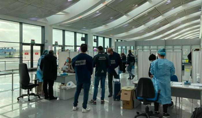 Voli di ritorno dal Regno Unito, Lopalco rassicura: "Nessun positivo nell'aeroporto di Brindisi"