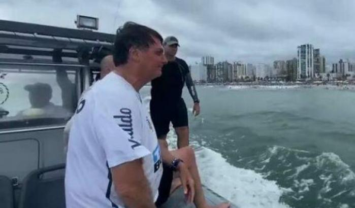 Mentre in Brasile si muore Bolsonaro si fa il bagno tra la folla, senza rispettare le regole