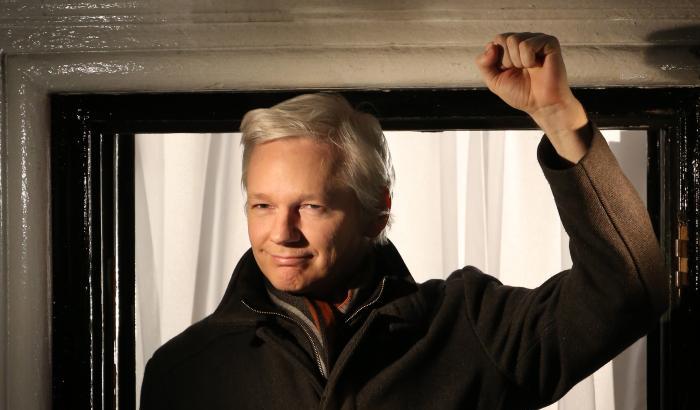 Julian Assange resterà in cella: il giudice ha negato la cauzione