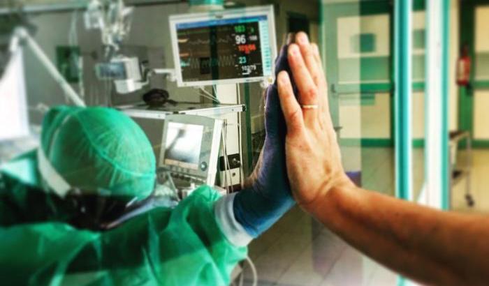 Il Covid non si ferma: 548 decessi, tasso di positività all'11.38%, più ricoveri