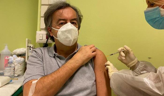 Burioni boccia l'idea del tampone negativo: “Green pass solo a vaccinati o guariti