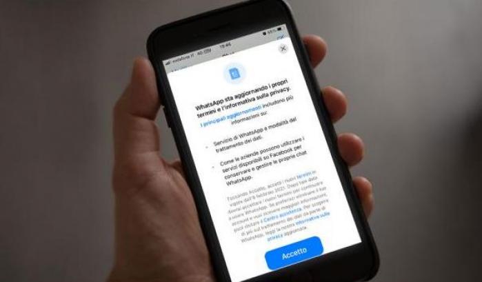 Cosa c'è scritto nelle nuove regole sulla privacy che WhatsApp sta costringendo ad accettare