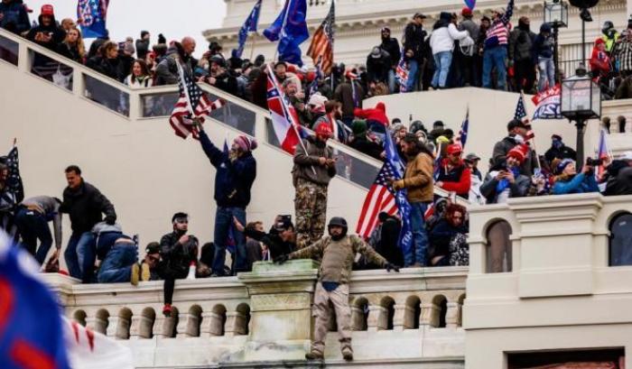 Il bilancio del tentato golpe di Trump si aggrava: morto anche un poliziotto